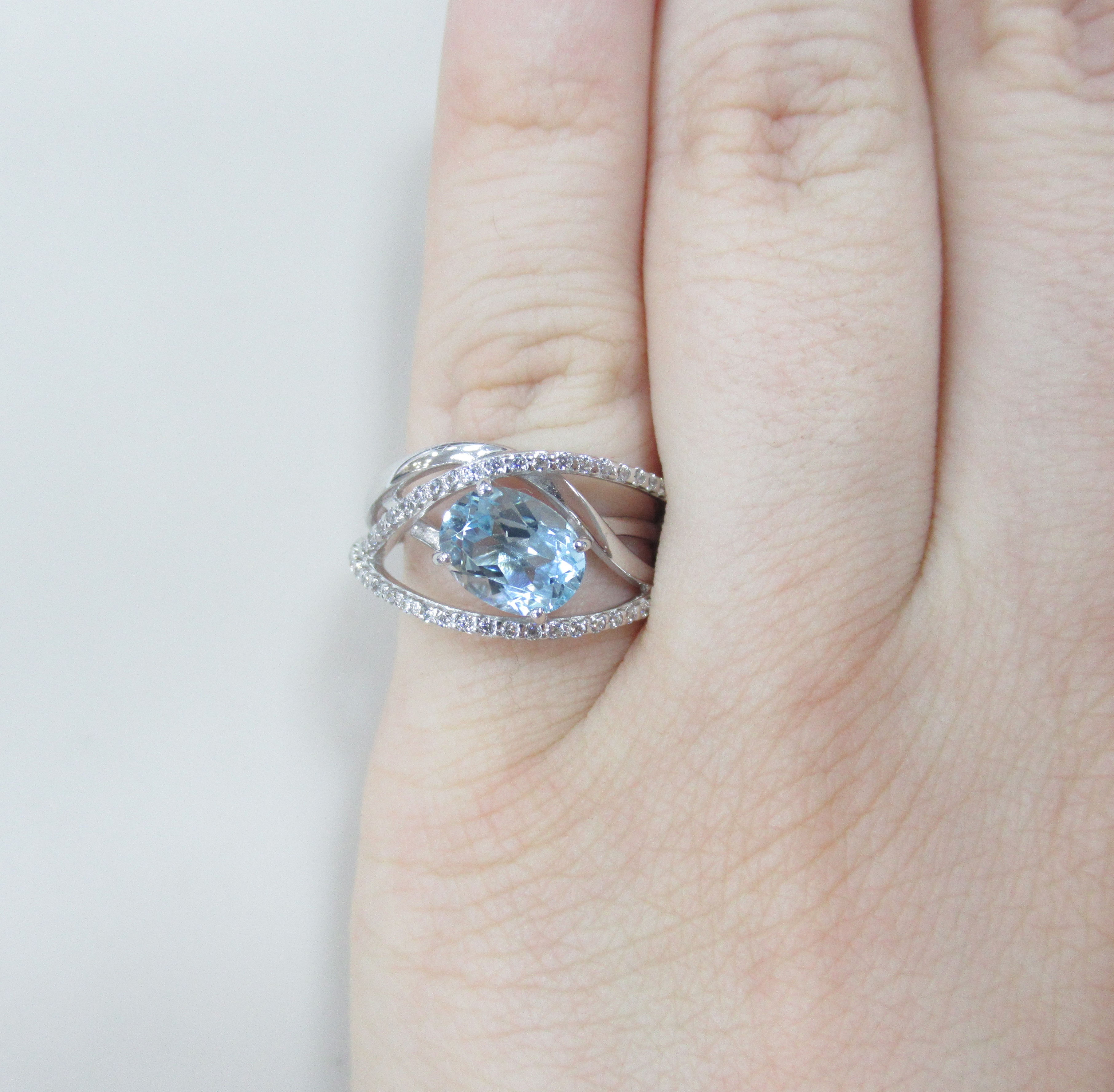 Серебряное кольцо 925 пробы; вставки Топаз, Фианит;